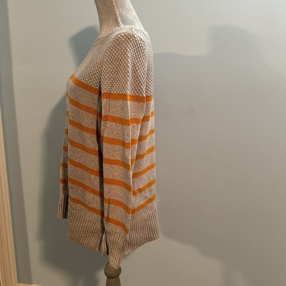 Size Lrg, women’s Kenar sweater. - Picture 2 of 3